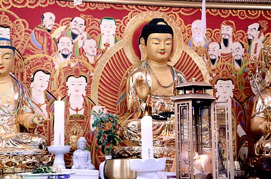 仏像が並ぶ祭壇