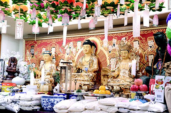 蓮の花の飾りと祭壇