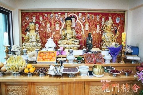お供え物が並ぶ祭壇