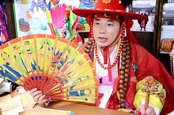 扇と鈴を手にする鄭東秀先生