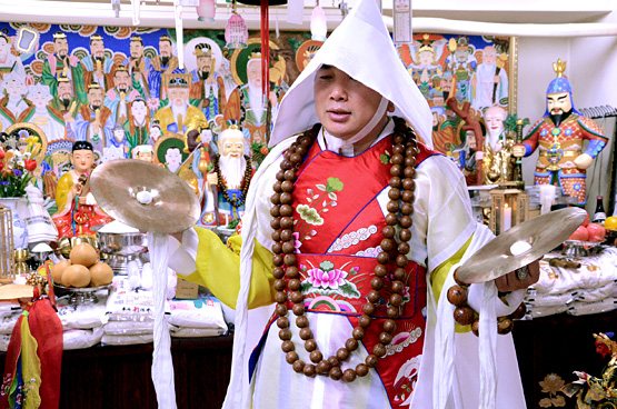 白い装束で祈祷を行う鄭東秀先生