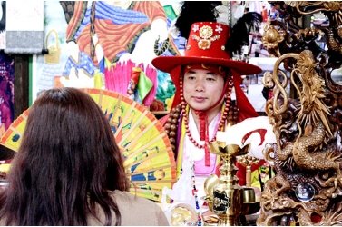対面で鑑定を行う様子