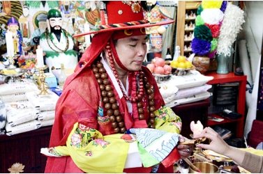 祈祷を行う鄭東秀先生