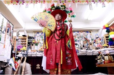 祭壇の前の鄭東秀先生